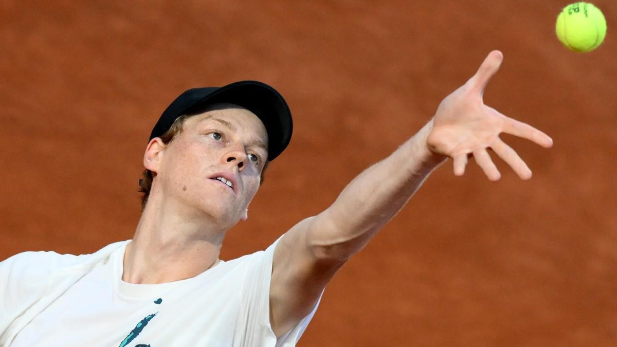 Jannik Sinner, calentando para Roma
