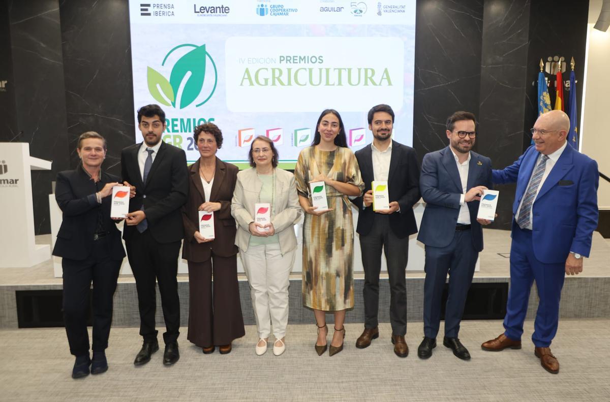 Foto de grupo de los premiados en la IV edición de los Premios Agricultura de Levante-EMV, en la sede de Cajamar.