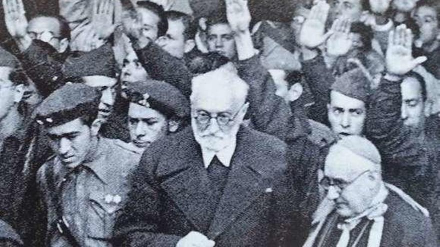 Unamuno a la salida del acto.