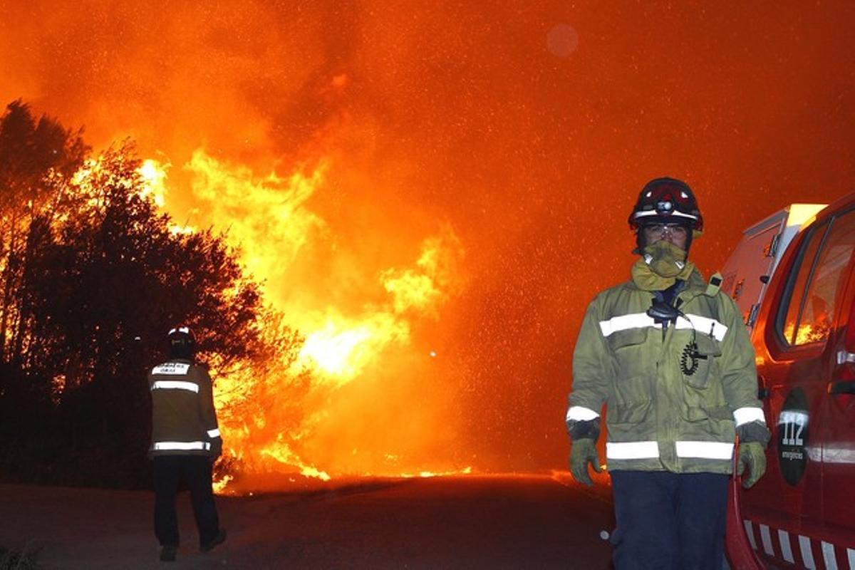Tasques d’extinció de l’incendi a Foixà, aquest dimarts. Tasques d’extinció de l’incendi a Foixà, aquest dimarts.
