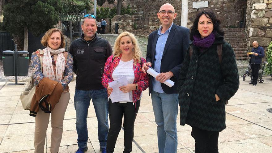 Los candidatos e integrantes de la formación Unidas Podemos por Málaga, este lunes en el entorno de la Alcazaba.
