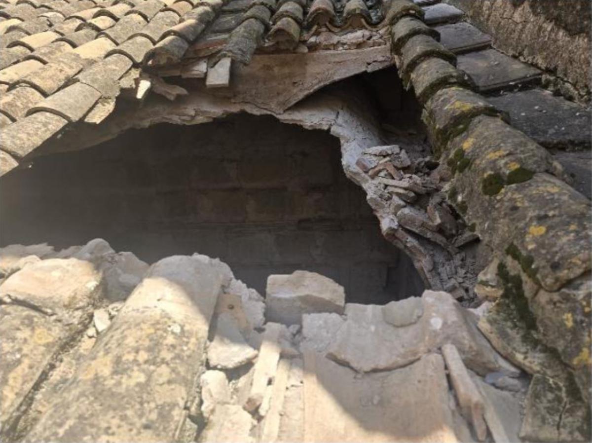 Boquete en el tejado de la iglesia de Santa Catalina de Alzira.
