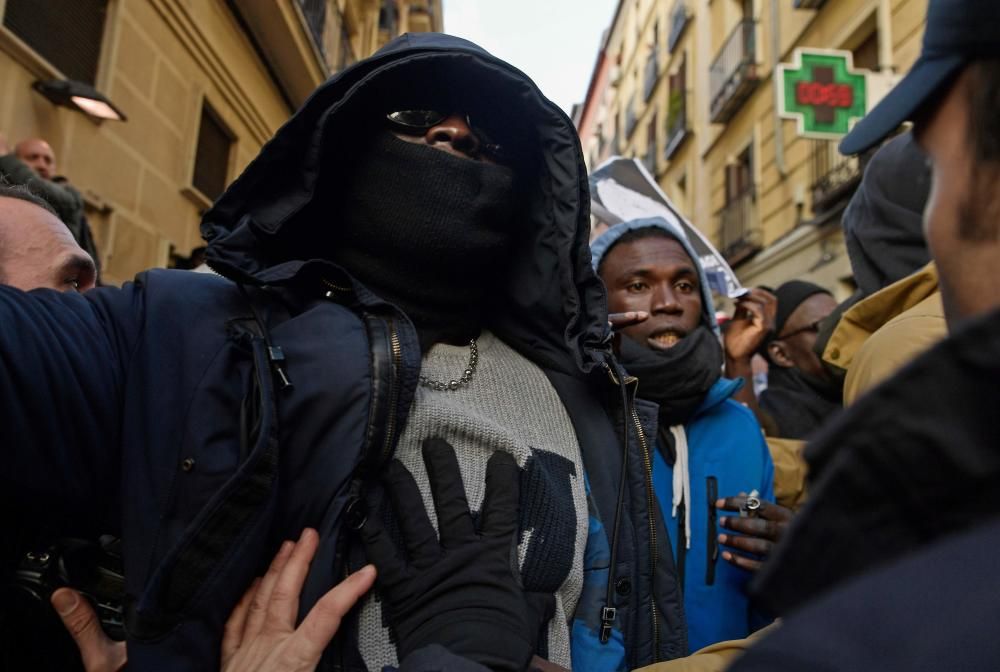 Manifestación en el barrio madrileño de Lavapiés por la muerte de un ''mantero''