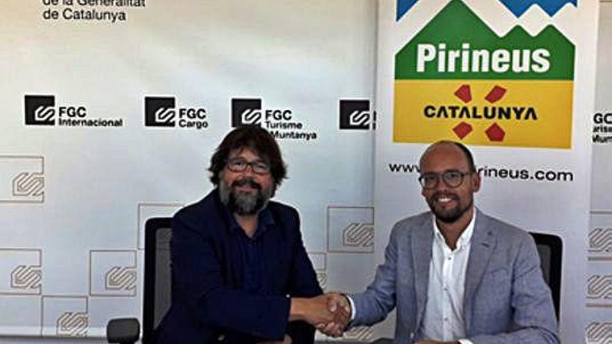 El portaveu de FGC i el president de l&#039;ACT signen el conveni.