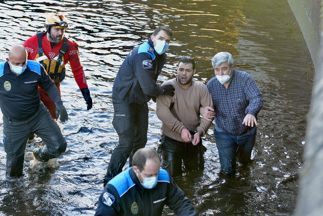 La detención del hombre que se tiró al río Lérez para huir de la policía