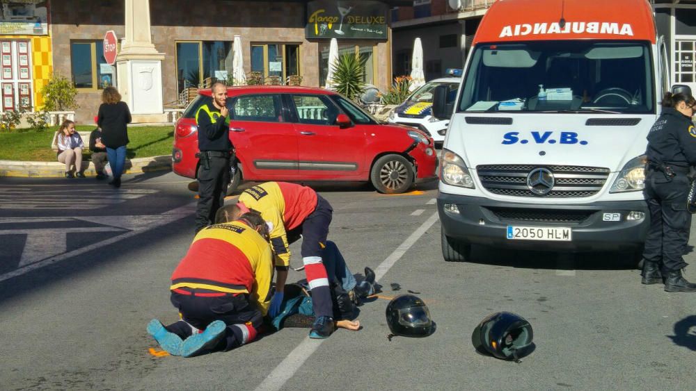 Accidente de entre un motorista y un coche en la zona de la playa del Cura. La conductora de  la moto fue trasladada con un fuerte golpe en las costillas al Hospital Universitario de Torrevieja