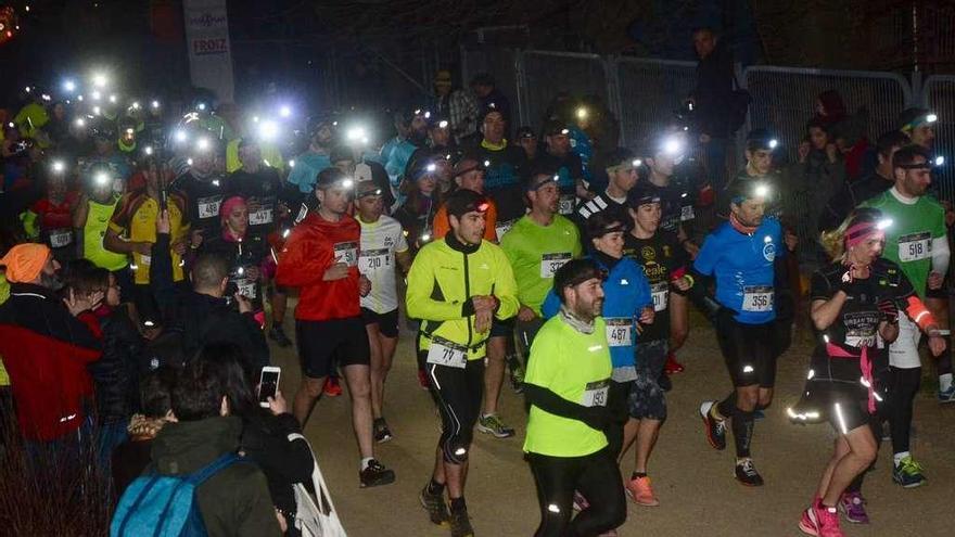 Salida de la Urban Trail Night en la illa das Esculturas. // Rafa Vázquez