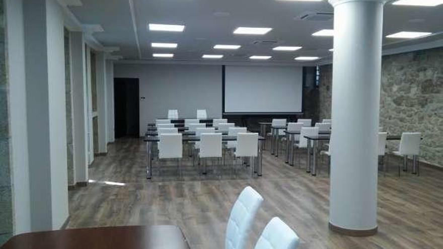 Sala adaptada para ofrecer cursos y conferencias.