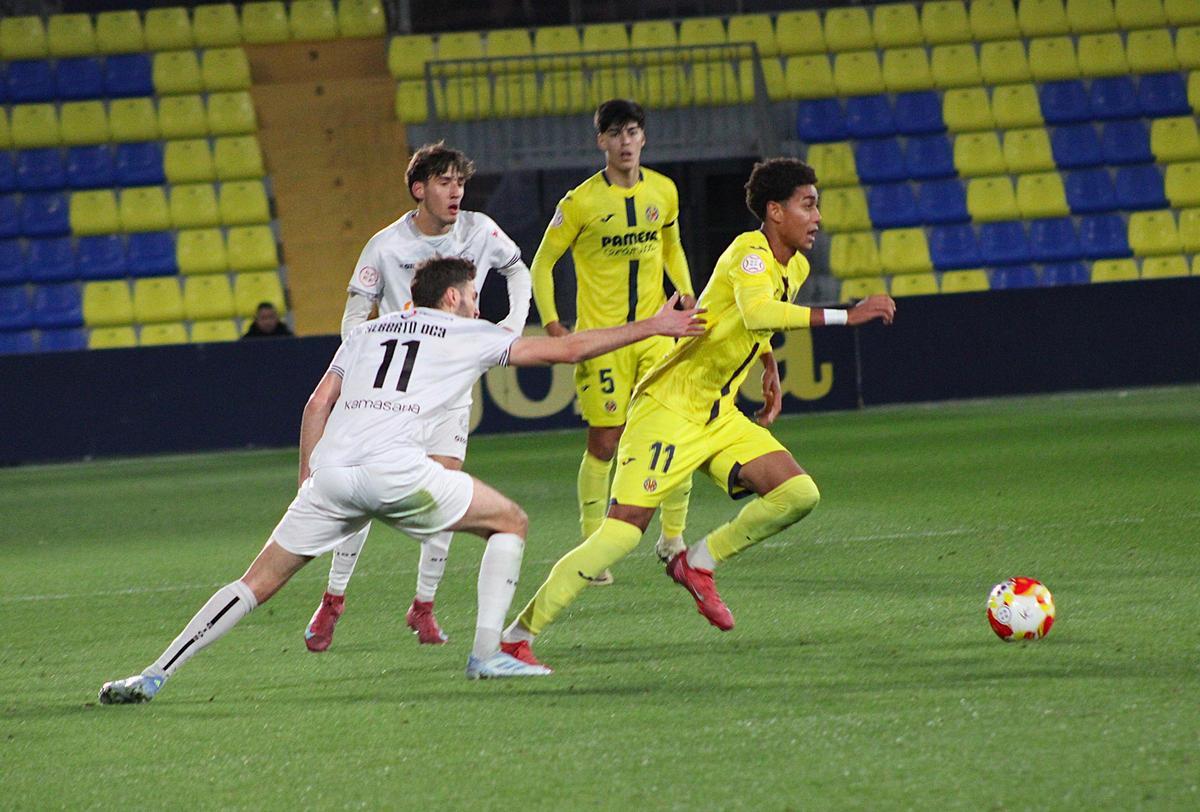 El Villarreal C se vio sorprendido por el Ontinyent con un gol en el minuto 6.