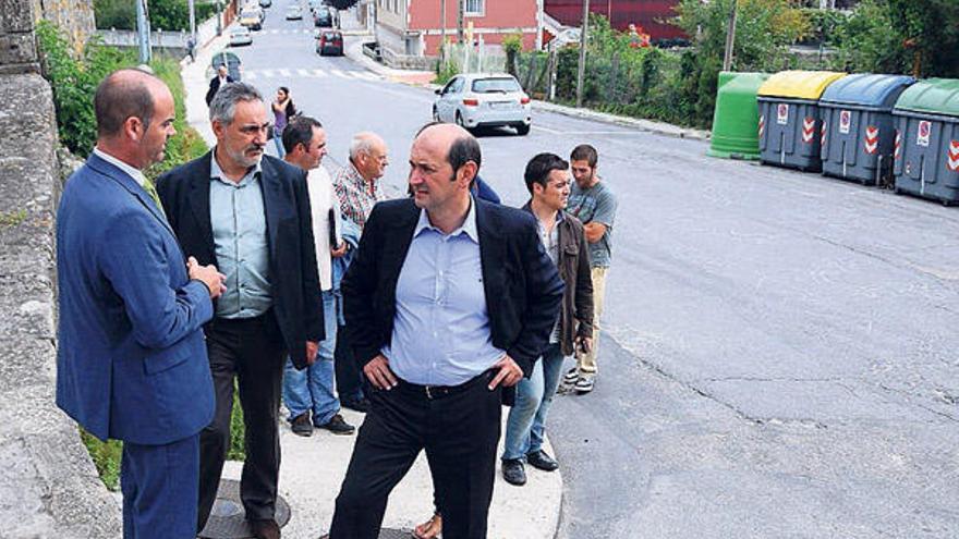 Félix Juncal, Cores Tourís y Rafael Louzán en una visita a la calle Ramón Bares.  // Gonzalo Núñez