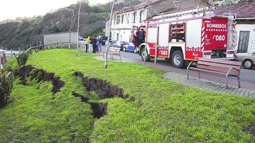 Una dotación de Bomberos junto a un argayo aparecido en el barrio de El Muselín a finales de 2008.