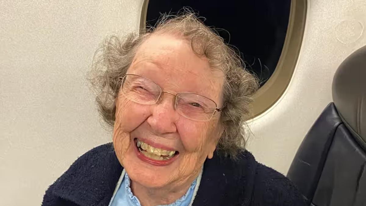 Patricia, sonriente a sus 101 años, en el interior de un avión.
