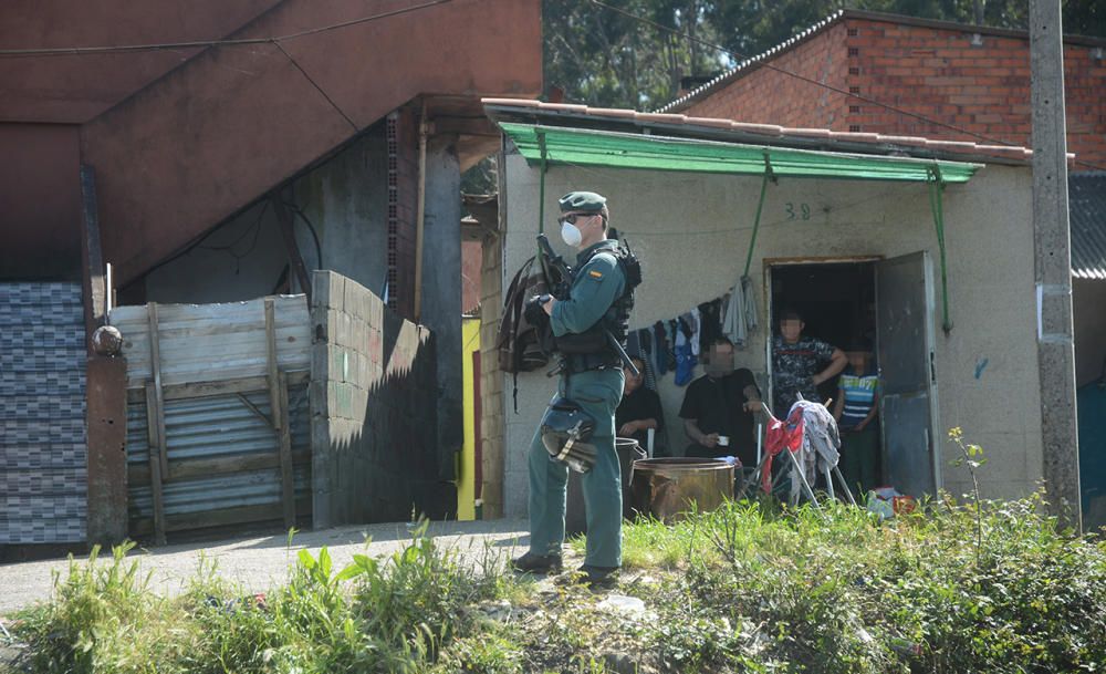Los agentes en una de las visitas de vigilancia a O Vao de Arriba. // Rafa Vázquez