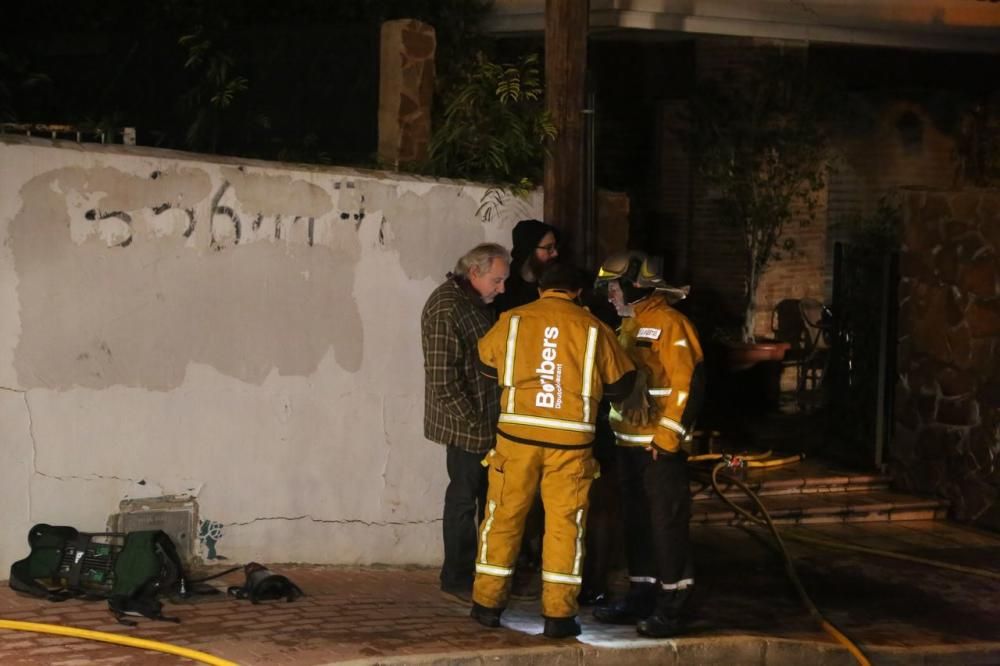 Los bomberos de Torrevieja y Almoradí han podido sofocar las llamas en el incendio de una pizzería en Torrevieja