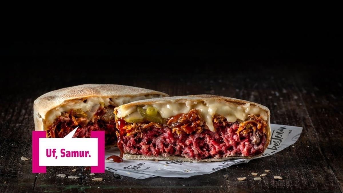 No todo va a ser el Cruapán: un sofá en plena calle de Sevilla con mucho estilo, una hamburguesa envuelta en pan y más 