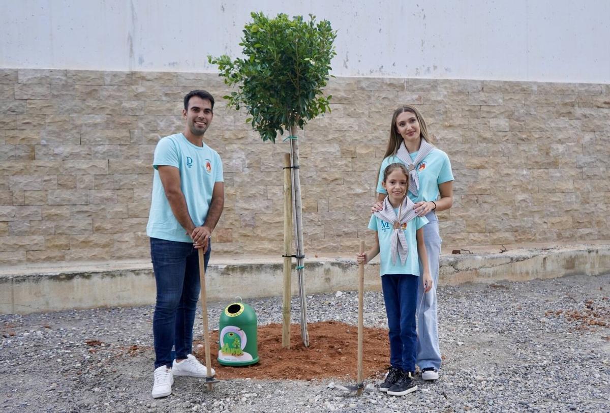 A cada Falla también se le ha hecho entrega de un miniglú con la imagen de campaña por su esfuerzo en el reciclaje de vidrio durante las pasadas fiestas.