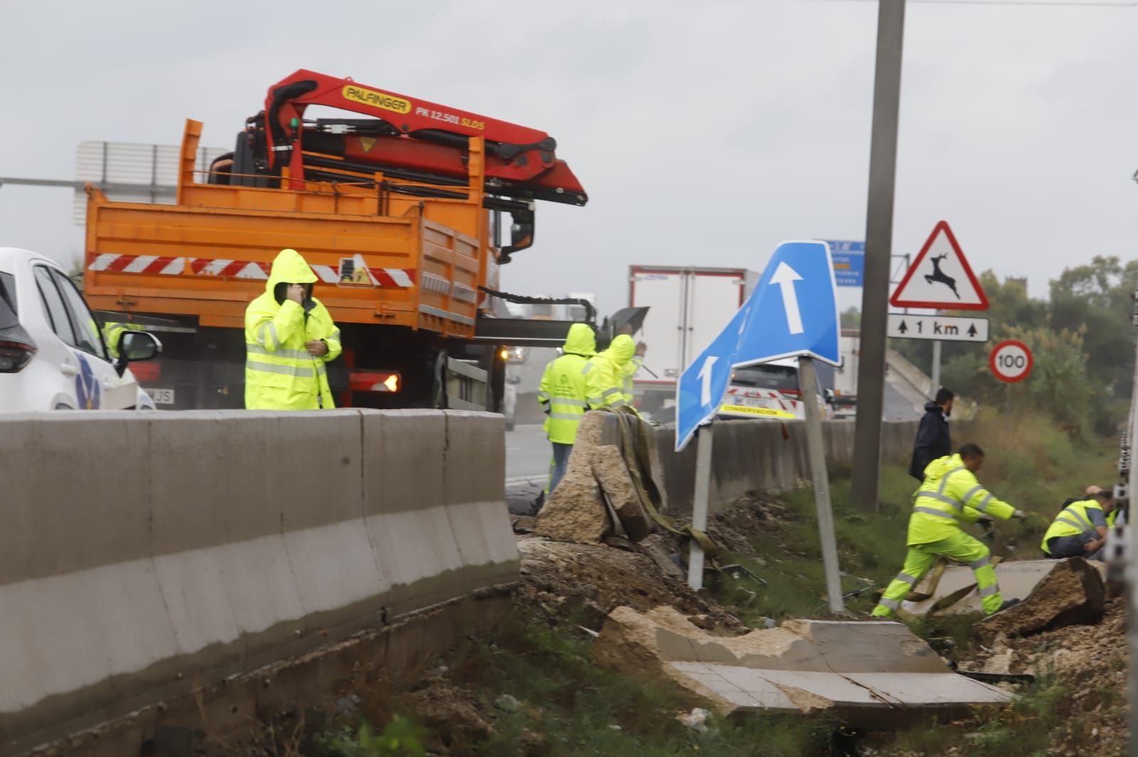 Sin línea de metro y la A-7 cortada tras el choque de un camión con un muro en l'Alcúdia