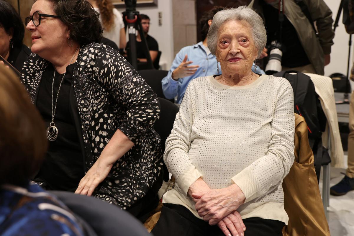 El president de la Generalitat, Salvador Illa, ha mantenido un encuentro en Palau con doce de las más de 3.000 personas centenarias en Cataluña, un récord en la esperanza de vida que, ha afirmado, representa un éxito de las políticas públicas.