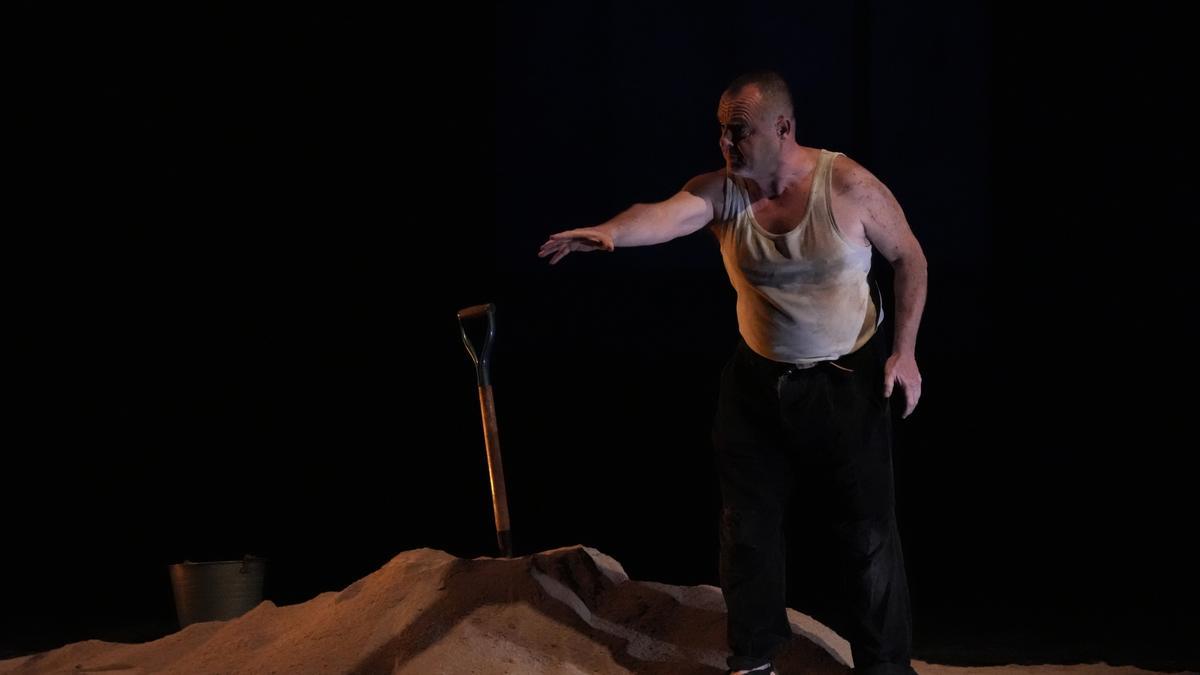 El actor Pepe Zapata, en el monólogo dramatizado de 'El enterrador', en el Romea, este lunes.