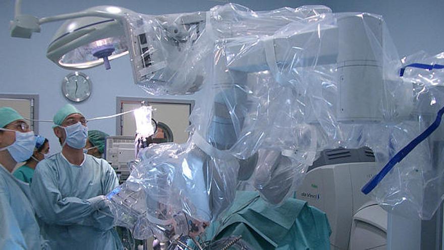 Robot. Imagen de una de las intervenciones quirúrgicas de corazón practicada en el Hospital Civil con el sistema de cirugía robótica ´Da Vinci´