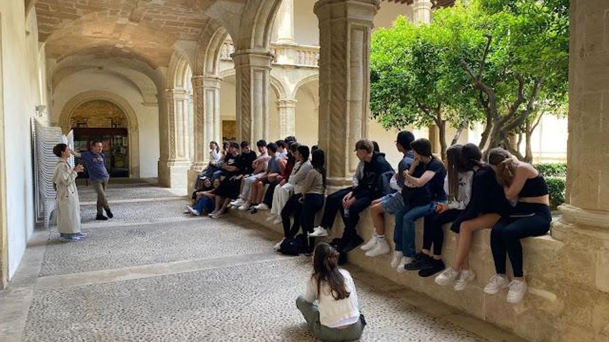 Entidades y partidos de Manacor salen en defensa de la doctora Lourdes Melis: &quot;La señalización pública de Vox recuerda peligrosamente a una caza de brujas&quot;