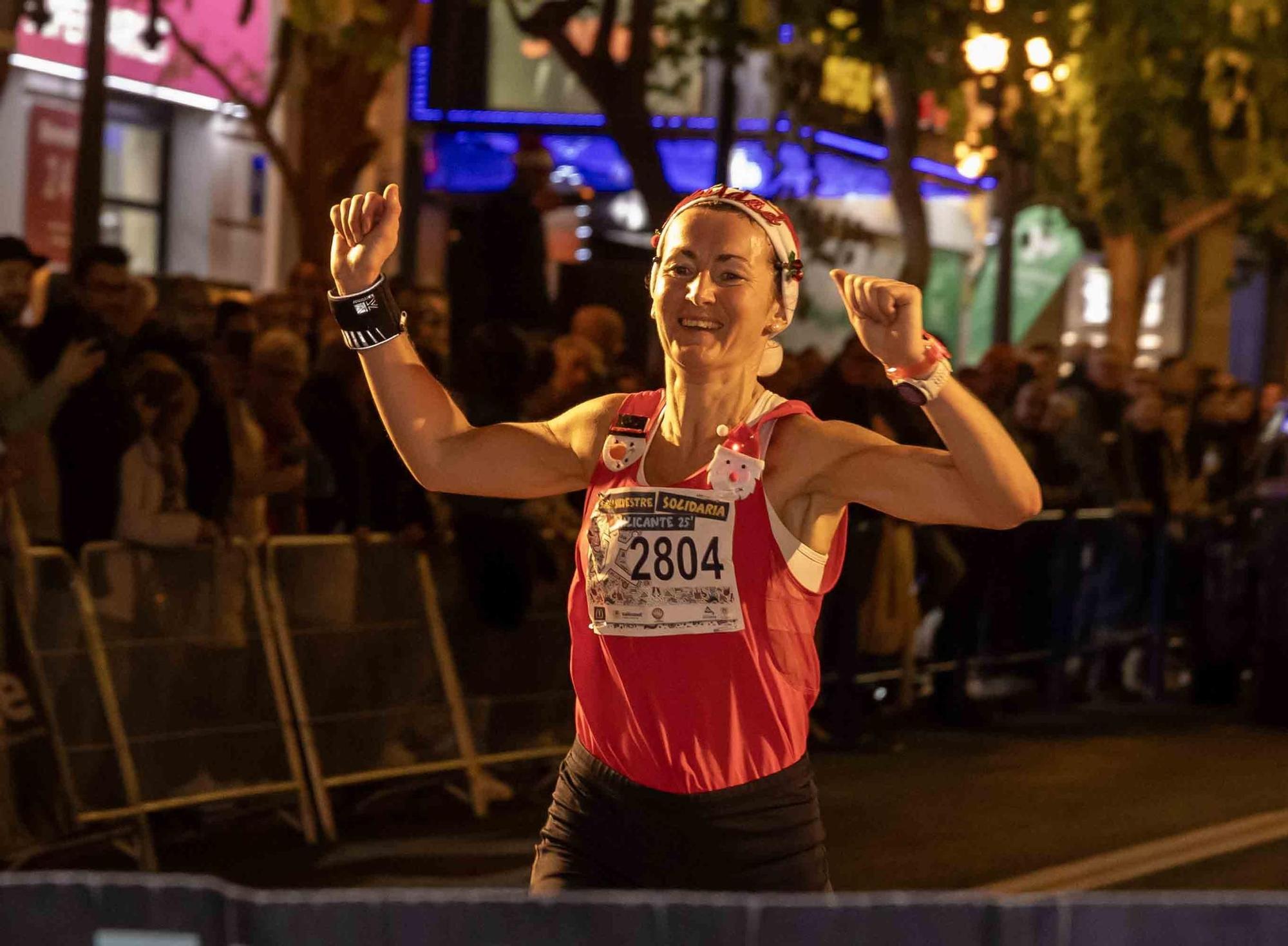 La San Silvestre de Alicante llena de colorido la ciudad