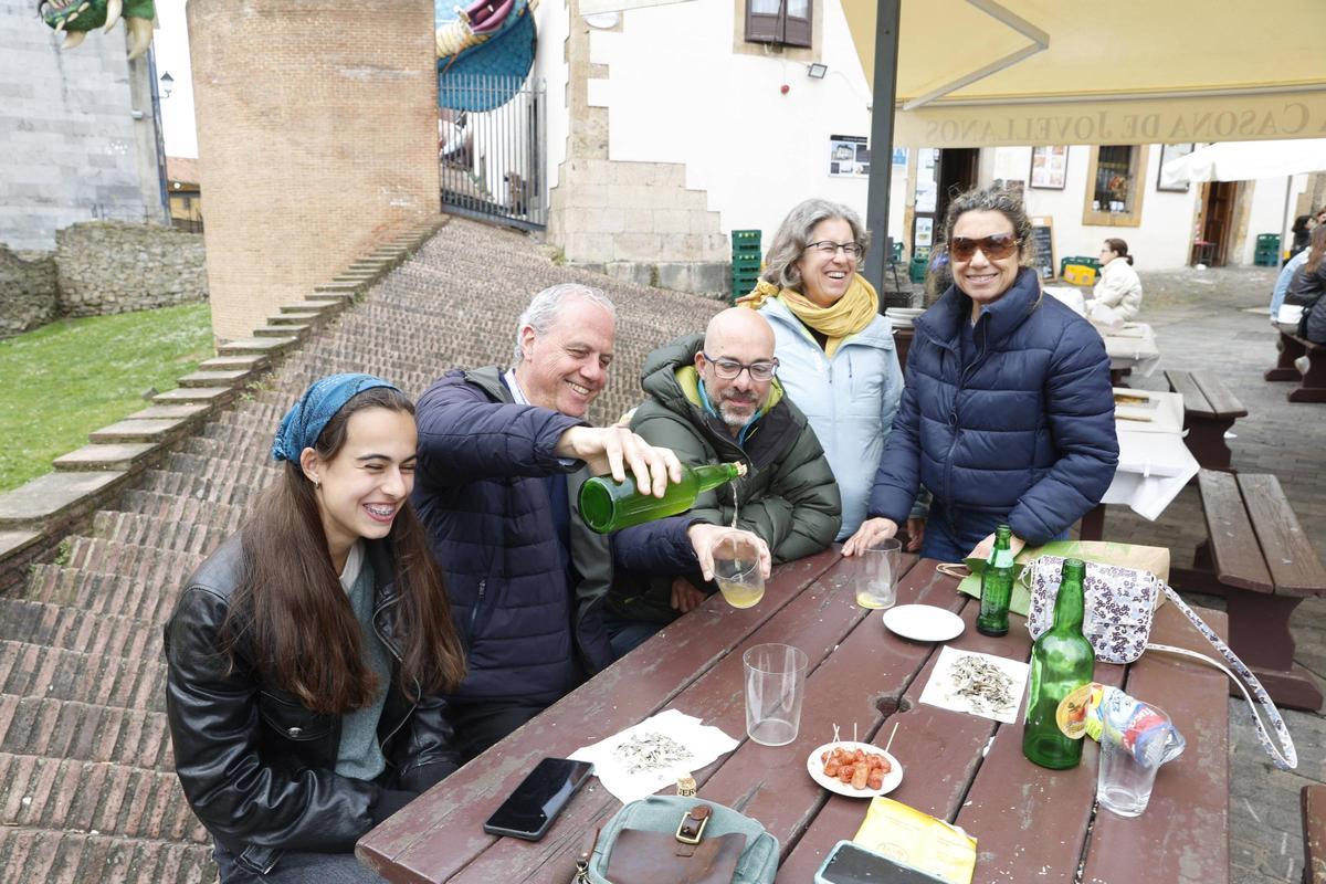 Semana Santa con "sabor a verano" en Gijón: en imágenes Semana Santa con "sabor a verano" en Gijón: en imágenes