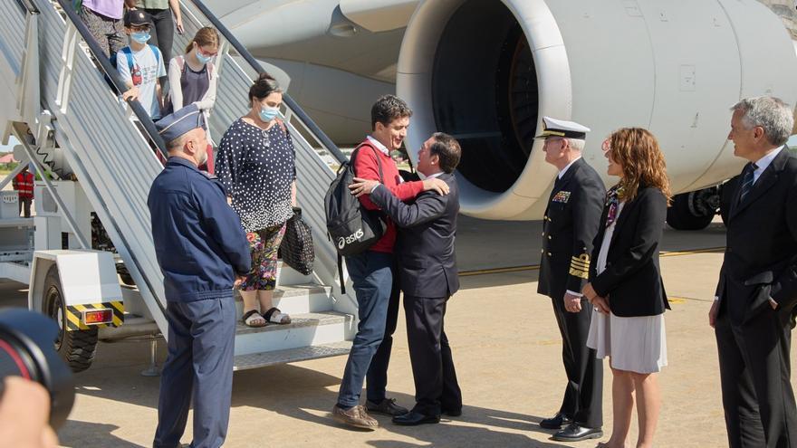 Albares recibe en la base de Torrejón de Ardoz a los 34 españoles evacuados de Sudán