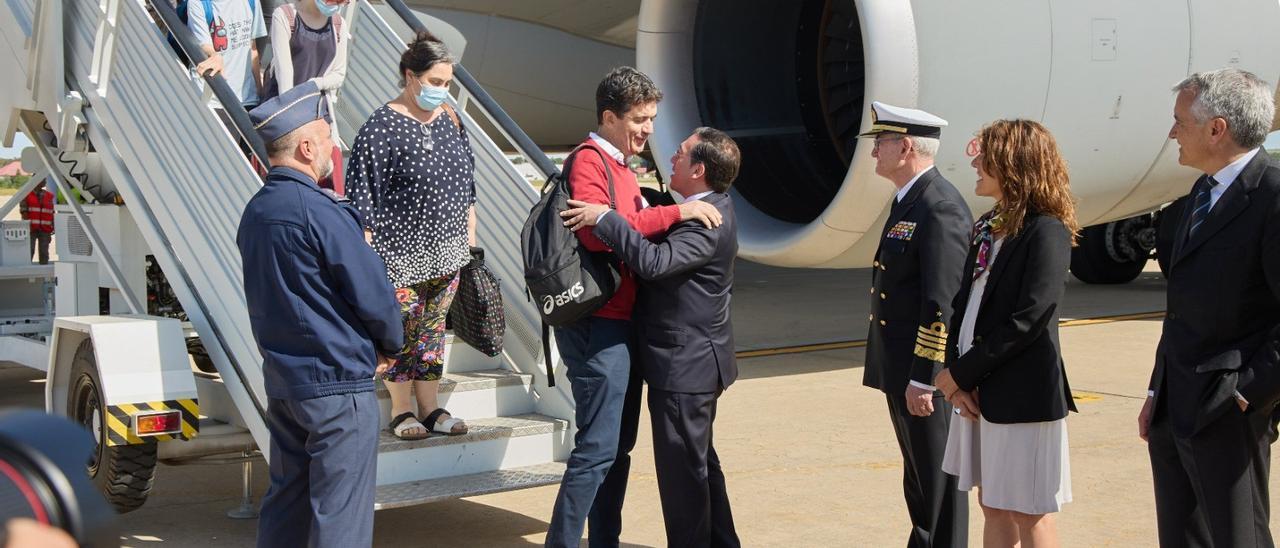 Albares recibe en la base de Torrejón de Ardoz a los 34 españoles evacuados de Sudán