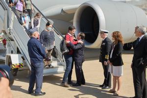 Albares recibe en la base de Torrejón de Ardoz a los 34 españoles evacuados de Sudán