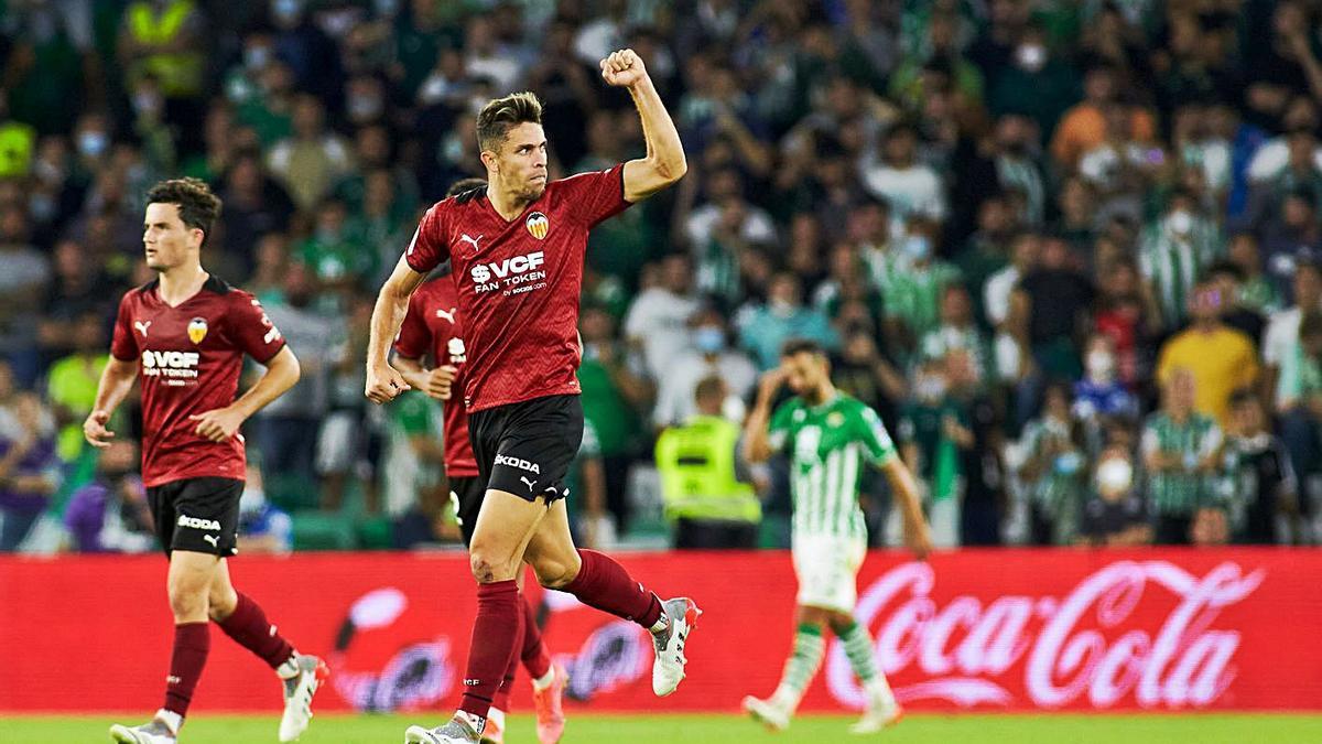 Gabriel celebra el gol, minuts abans de ser substituït per marejos, però va poder tornar a València. | EFE/JULIO MUÑOZ