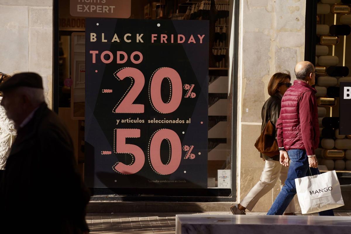 MLG 27-11-2025.- Varias personas inician las compras por el Black Friday que se alargará hasta la campaña de Navidad.
