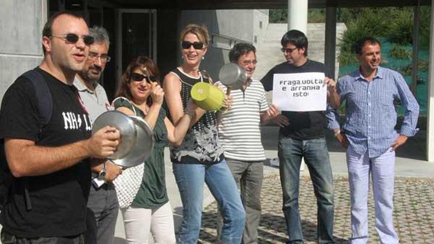 Un grupo de profesores, ayer, en la protesta