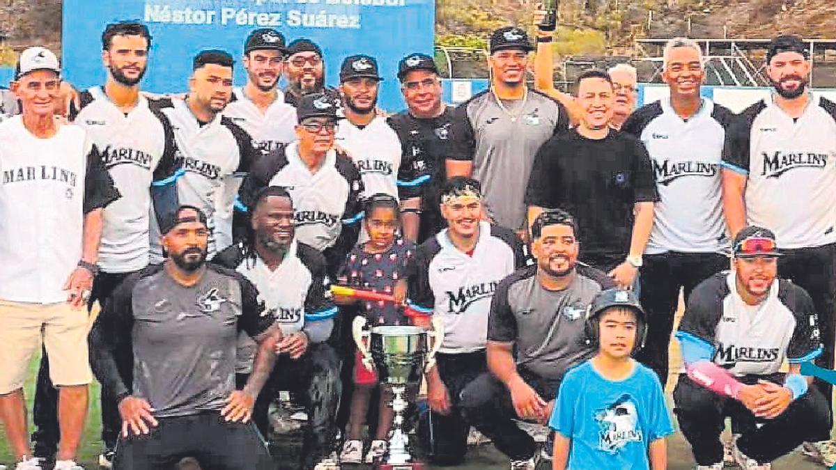 Los Marlins posan con la copa de campeones de Liga.