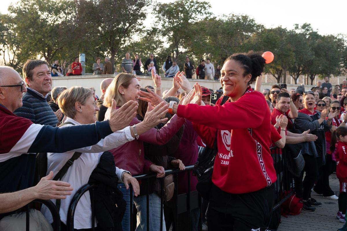 Helena Oma, saludando a la afición durante un recibimiento al equipo