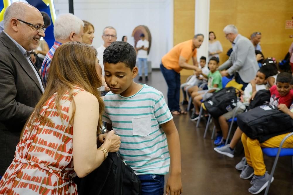 Medio centenar de niños saharauis visitan el Cabildo