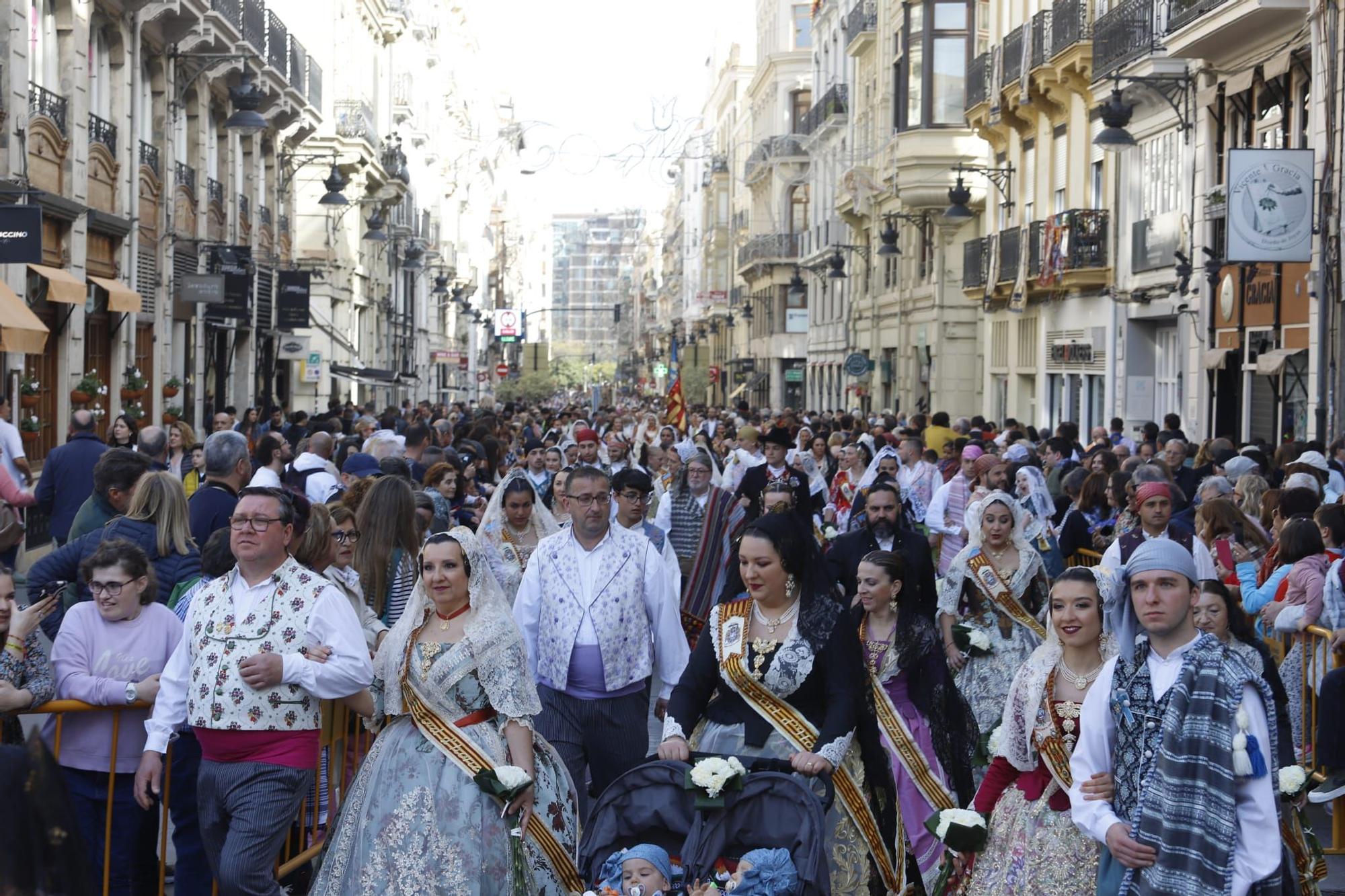 Las primeras comisiones ofrendan a la virgen