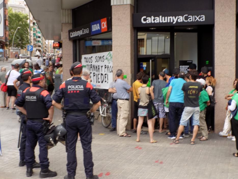 Protesta de la PAHC a l'oficina de Crist Rei del BBVA