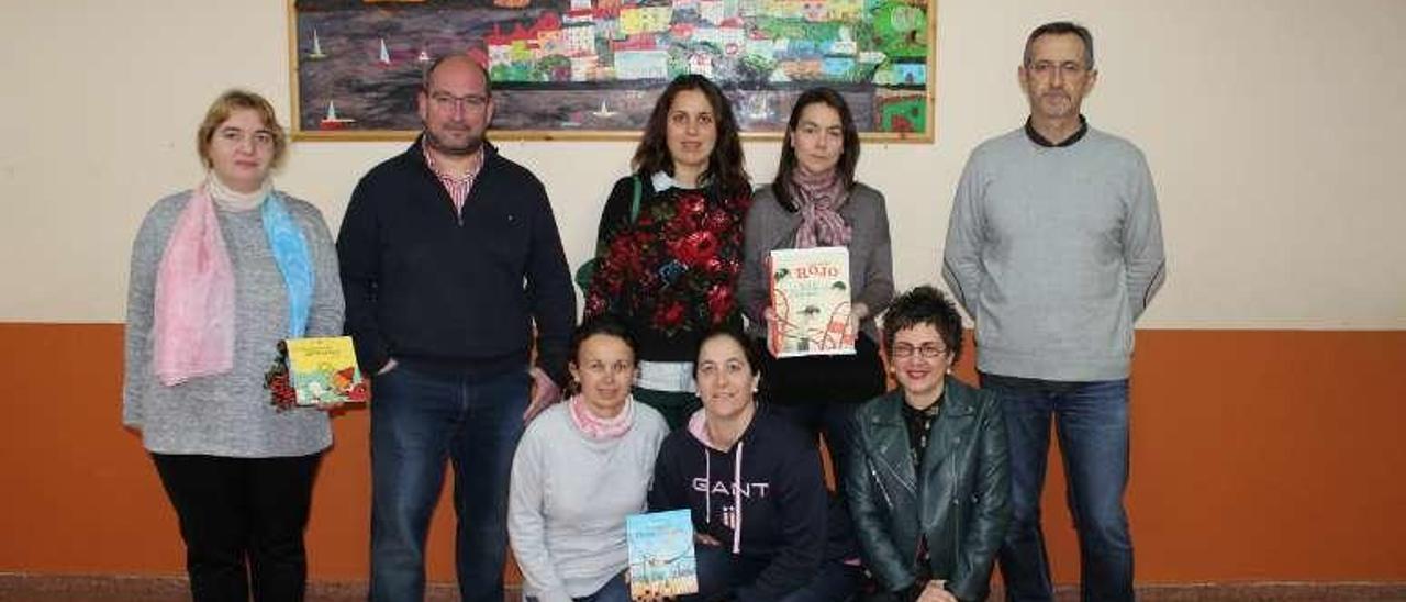 Por la izquierda, Miriam Rodríguez, Víctor Balsa, María Antonia Fernández, Marta Fernández-Catuxo, el director del centro, José Manuel Fernández, y agachadas, Sonia Fernández, Luisa Llanderrozos y la bibliotecaria castropolense, Manuela Busto.