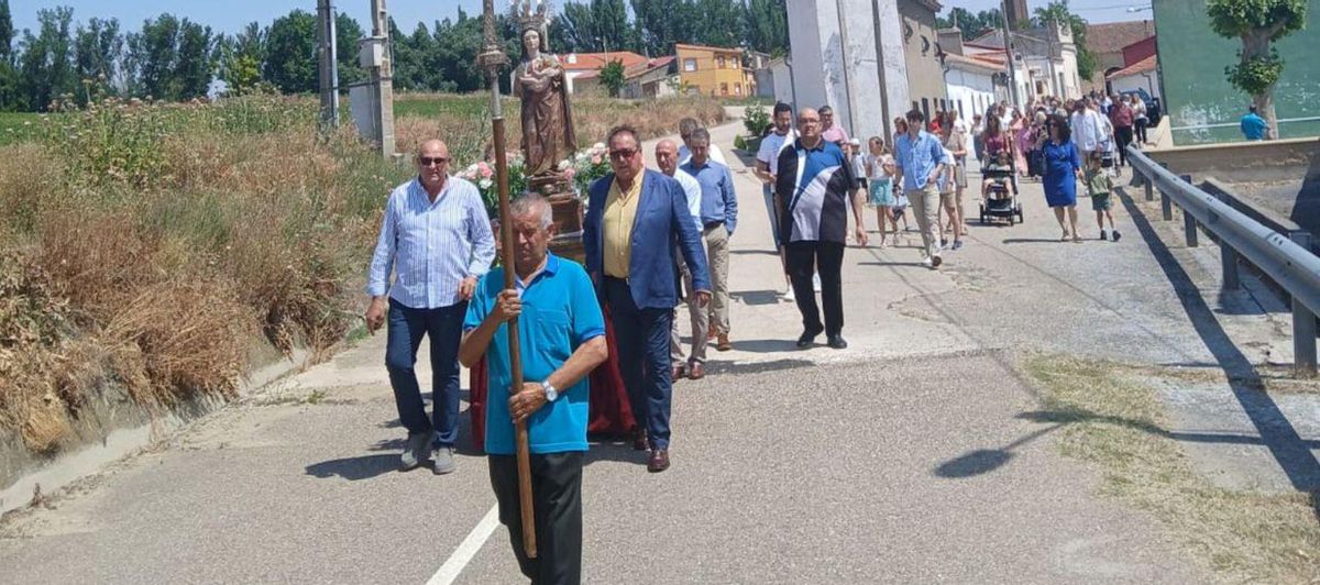 Vecinos arropan a la imagen de la Virgen de la Paz durante la tradicional procesión. | CEDIDA