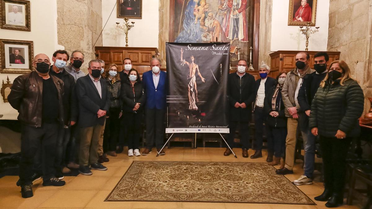 Representantes de la Junta de Cofradías y el ayuntamiento en la presentación del cartel, en la noche del lunes.