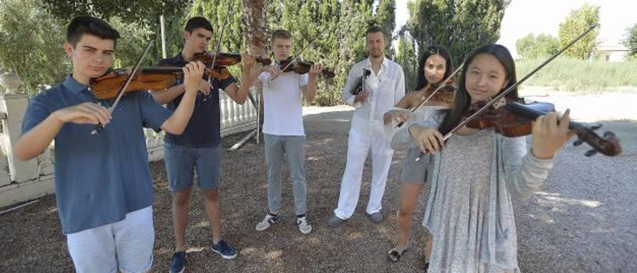 Los cinco violinistas y su profesor en la casa de Manuel Ramos.