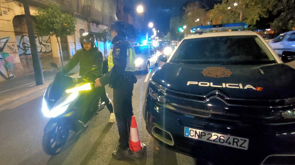 Control policial en las calles de Orriols.