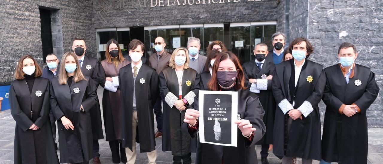 Letrados de la administración de Justicia concentrados a las puertas de los juzgados de Elche durante la huelga este miércoles