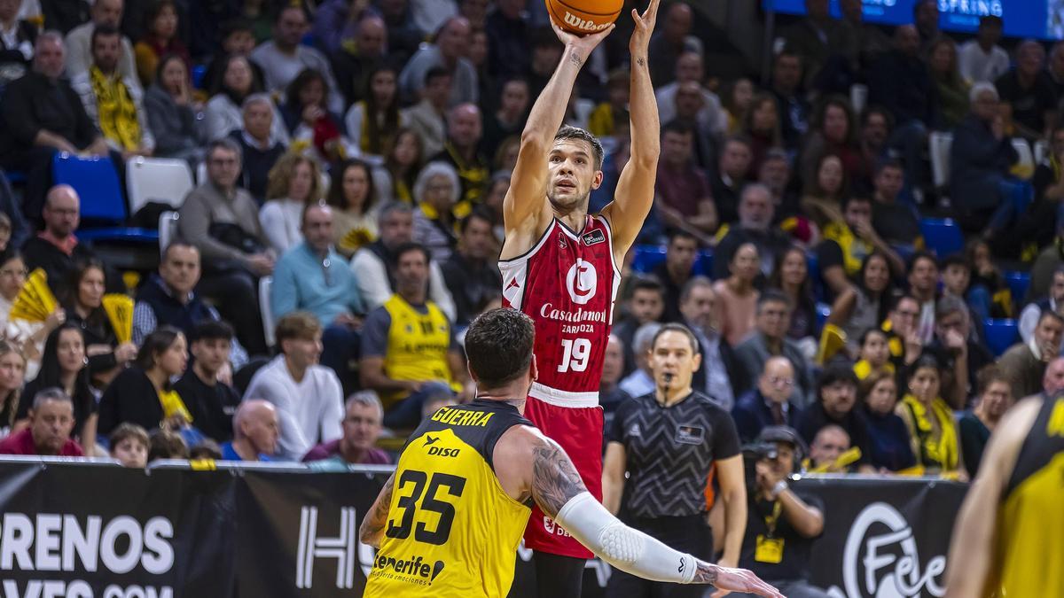 Sulejmanovic lanza a canasta durante el partido de este jueves.