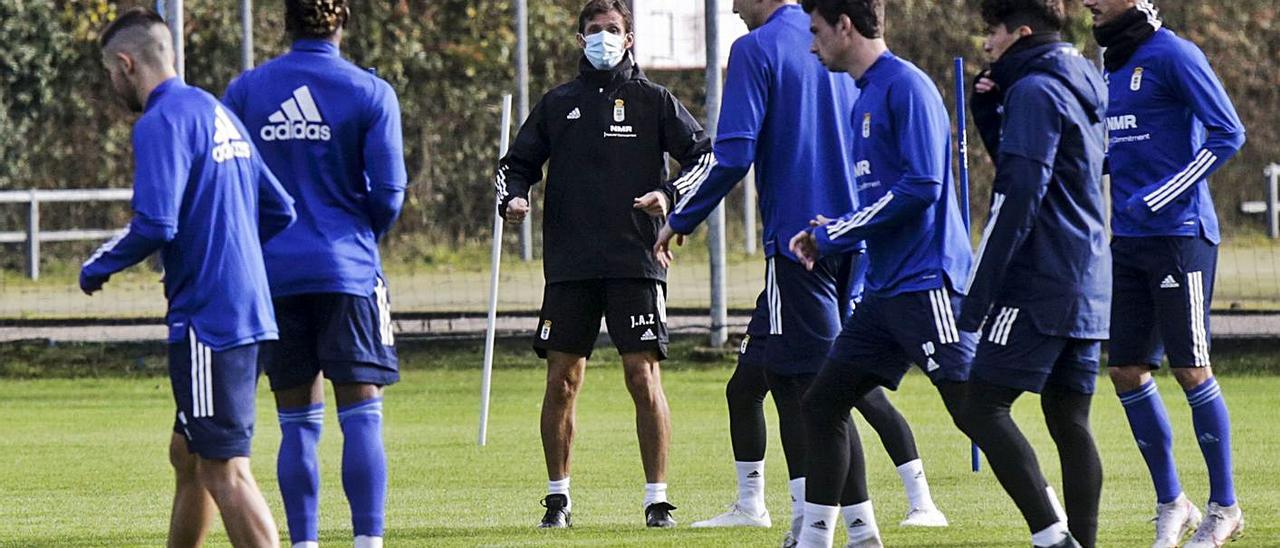 Ziganda, en el centro de la imagen, con los futbolistas en El Requexón.