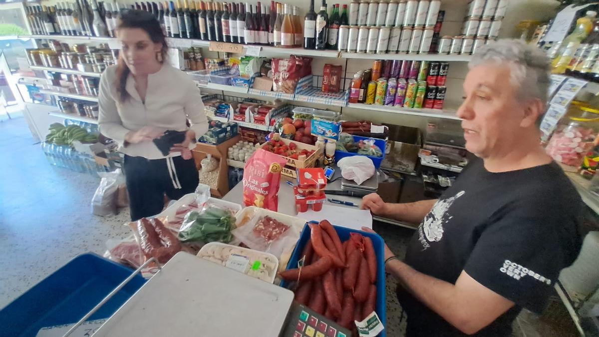 Manuel Suárez, en su tienda de Mieres.