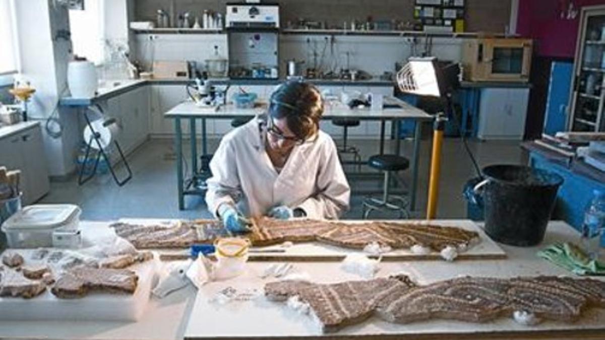 La restauradora Sílvia prepara el mosaico romano de La Sagrera en el taller municipal de la Zona Franca, ayer.