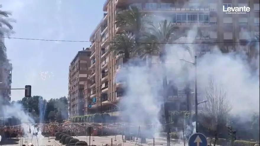 Alzira vibra con la "mascletà" de la empresa Pirotecnia Valenciana