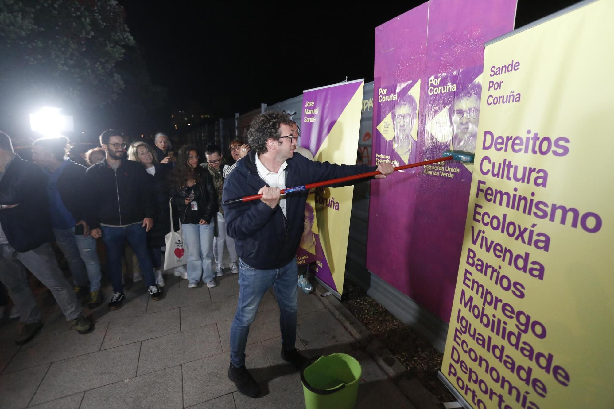 Arranca la campaña electoral: pegada de carteles de Por Coruña